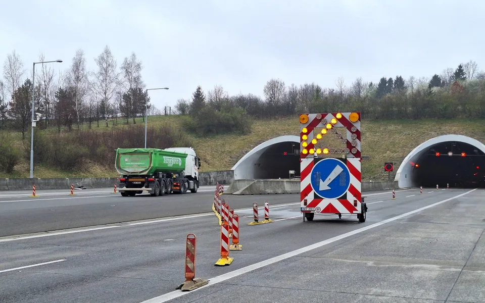Na D1 u Klimkovic začaly opravy vozovky. Řidiči musí počítat se zúžením a nižší rychlostí