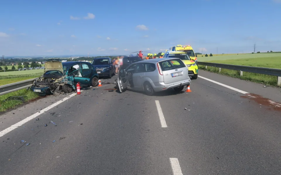 Řidič u Opavy přejel do protisměru a způsobil hromadnou nehodu