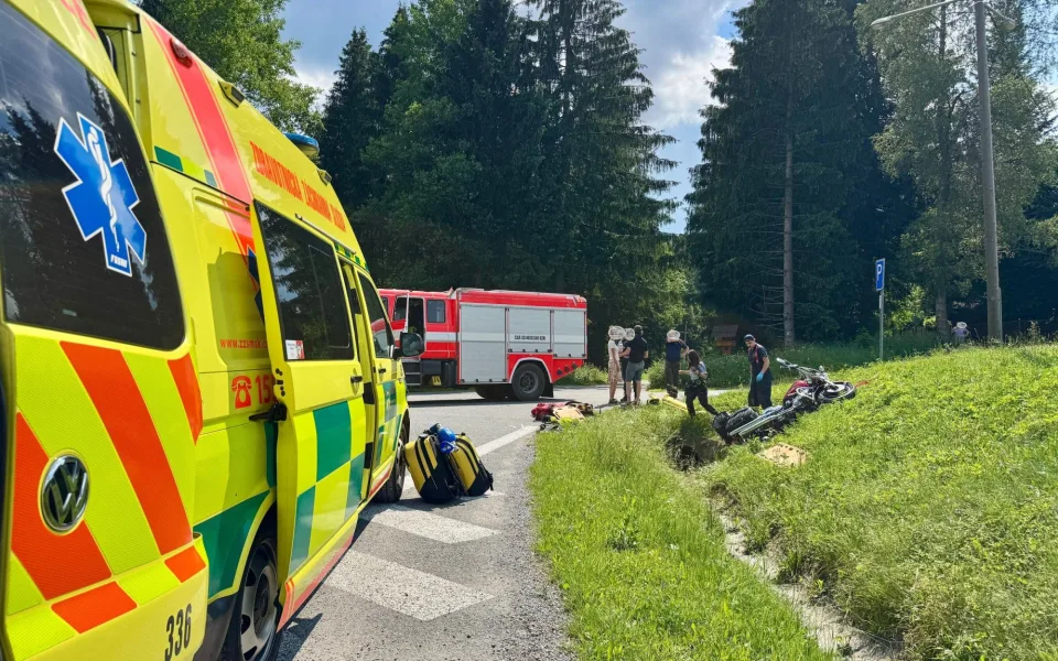 Motorkář zůstal po střetu s osobákem v bezvědomí a s poraněním mozku