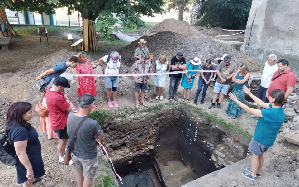 Archeologové odhalují tajemství objevených sklepů ze 17. století