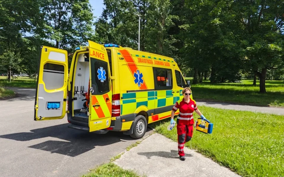 Desítky kolapsů z vedra, dehydratace. Záchranáři v Moravskoslezském se o víkendu ještě nezastavili