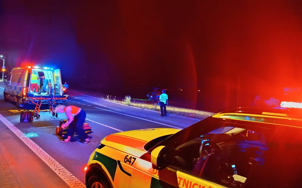 Dvě desítky zraněných cyklistů za jediný víkend. Jeden muž po pádu bojoval o život