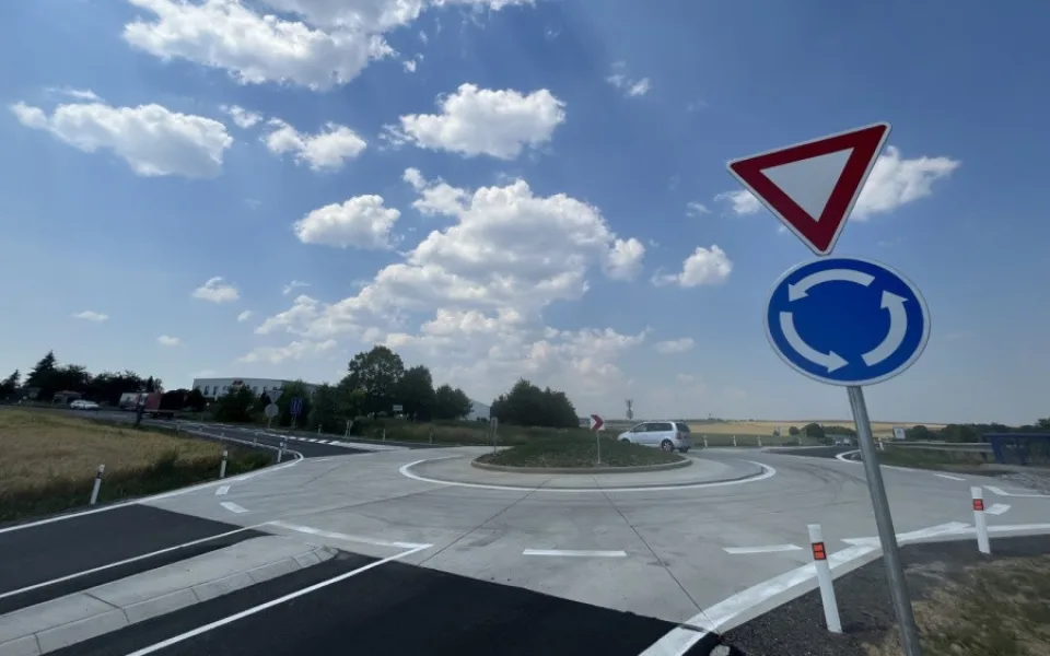 V Krásném Poli vznikl nový kruhový objezd za 10,3 milionu korun
