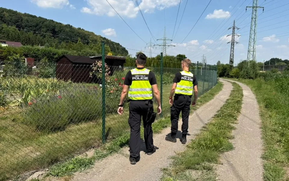Pozor na kola, nářadí i věci na zahradách. Ostravští strážníci varují před zloději.