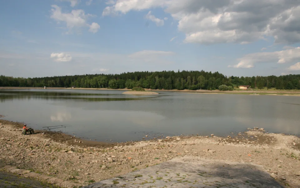 Kam za koupáním? V Bašce a Brušperku je zhoršená kvalita vody