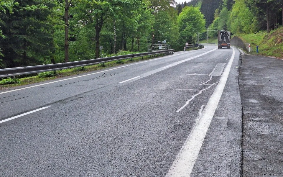 Silnice I/56 mezi obcí Ostravice a nádrží Šance se bude téměř měsíc opravovat