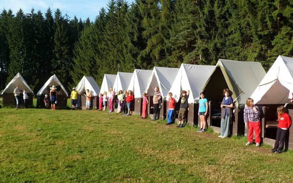 Spolek zrušil zaplacené letní tábory stovce dětí z dětských domovů. Případ řeší školský ombudsman