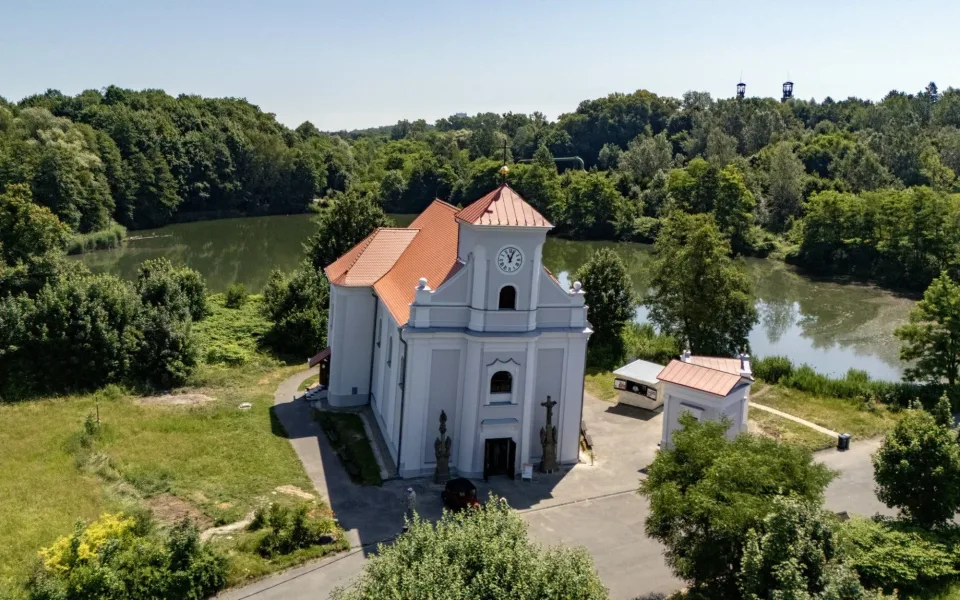 FOTO: Šikmý kostel v Karviné září historickými barvami, oprava stála sedm milionů