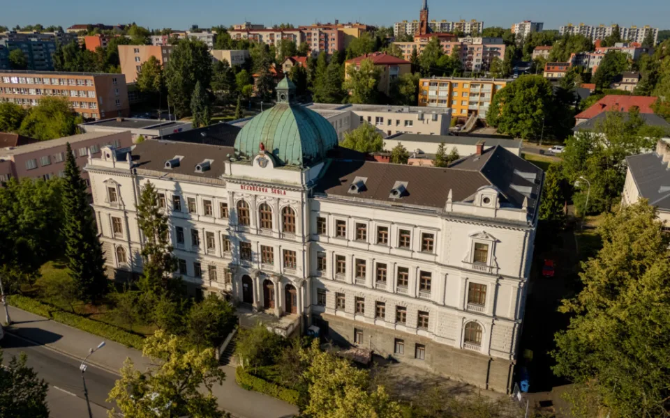 Historická budova Bezručovy školy prochází opravou. Frýdek-Místek bojuje s vlhkostí