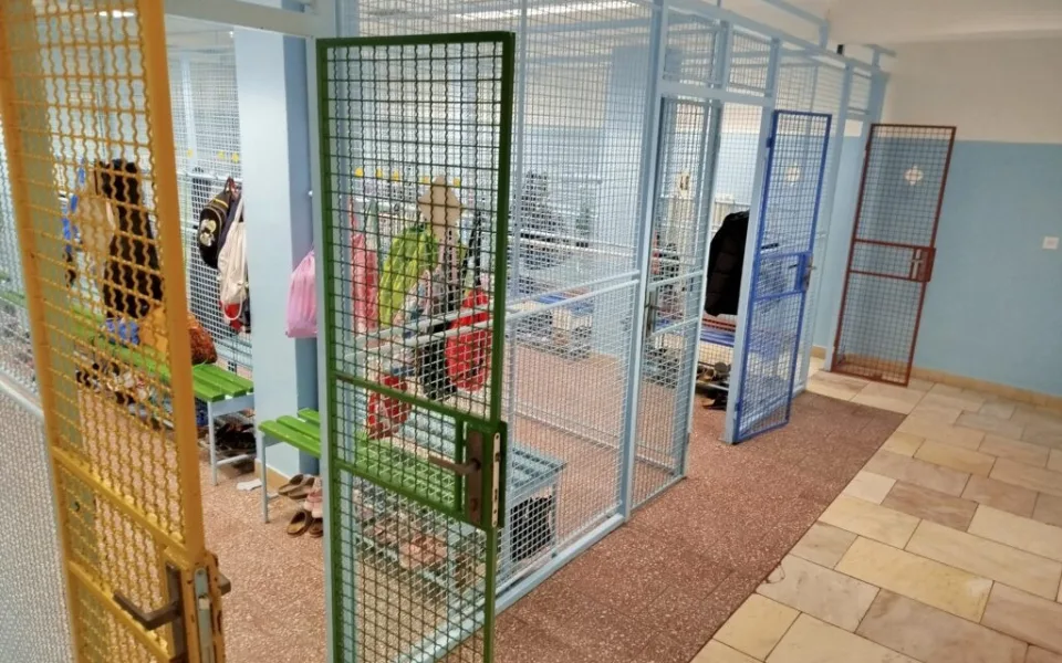 Místo drátěných kójí uzamykatelné skříňky. Nový Jičín rekonstruuje šatny na ZŠ Komenského