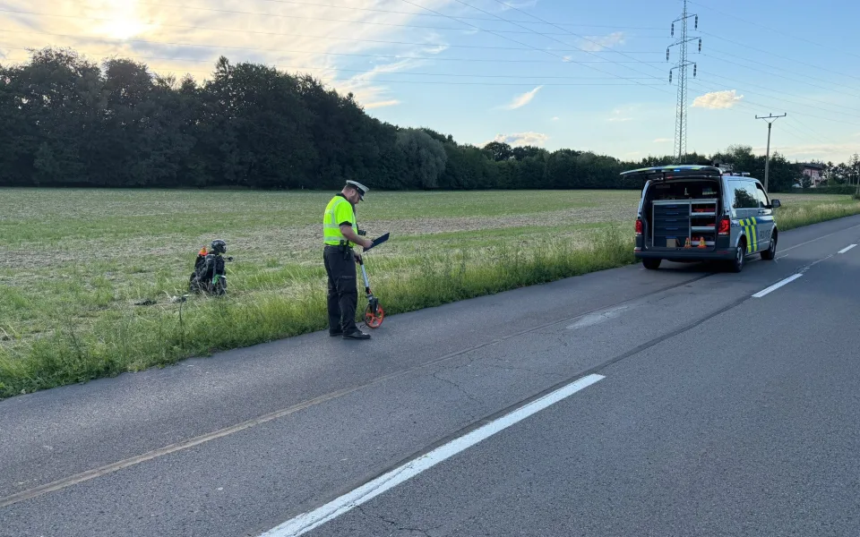 Předjíždění skončilo nehodou. Motorkáře musel odvézt vrtulník