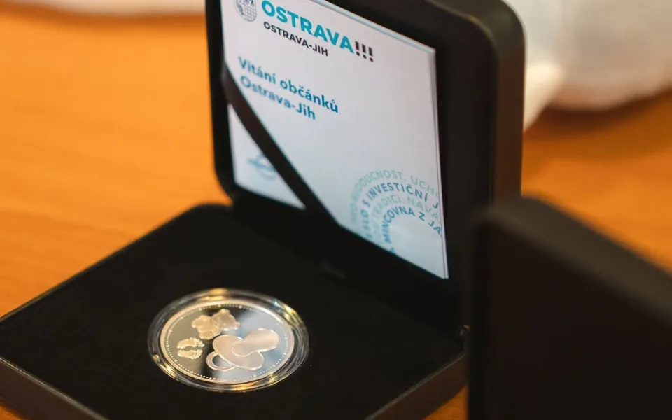 Netradiční dárek pro nové občánky. Ostrava-Jih nakoupila medaile za půl milionu
