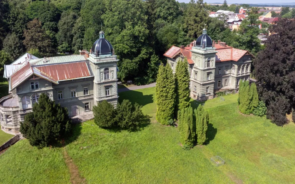 Chátrající Hückelovy vily mají šanci na záchranu. Novému Jičínu pomůže kraj