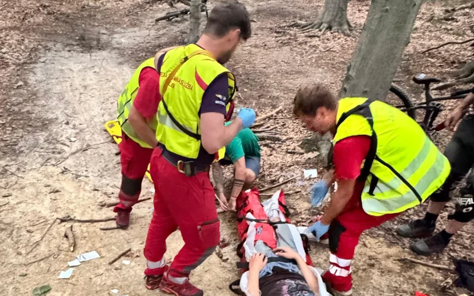 Otevřená zlomenina a vážné poranění krku. Záchranáři pomohli dvěma mladým cyklistům