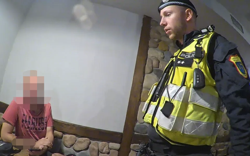 Čtyři piva, cigareta a útěk bez placení. Host ostravské pivnice se ale daleko nedostal