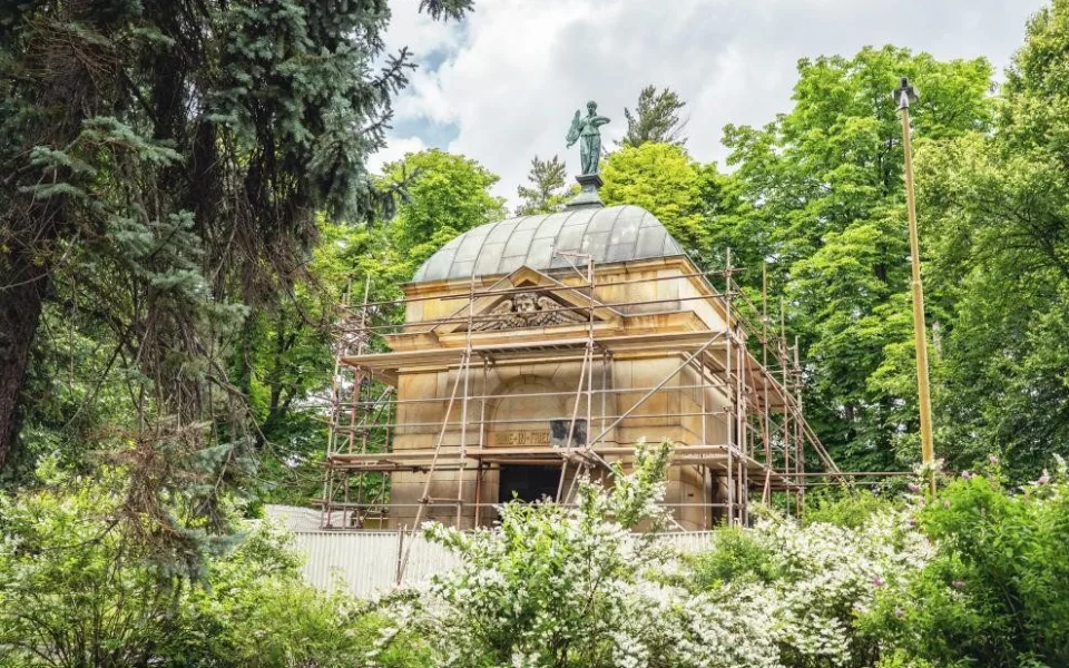 Vandalové posprejovali historické mauzoleum. Hlučín teď vrací památce původní podobu