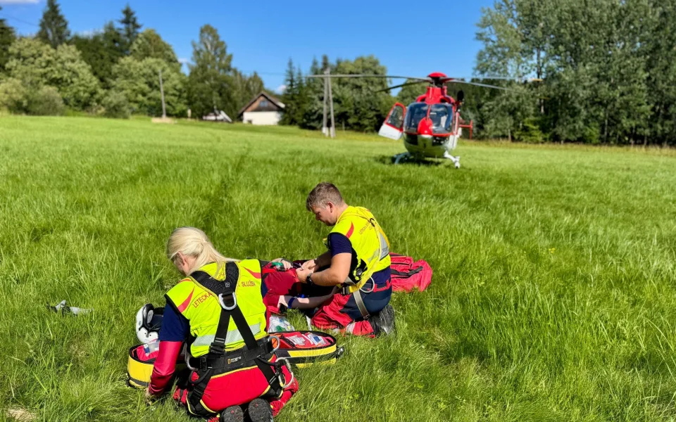 Zraněnou ženu v Beskydech zachraňoval vrtulník. Lékařku na místo spustil jeřáb