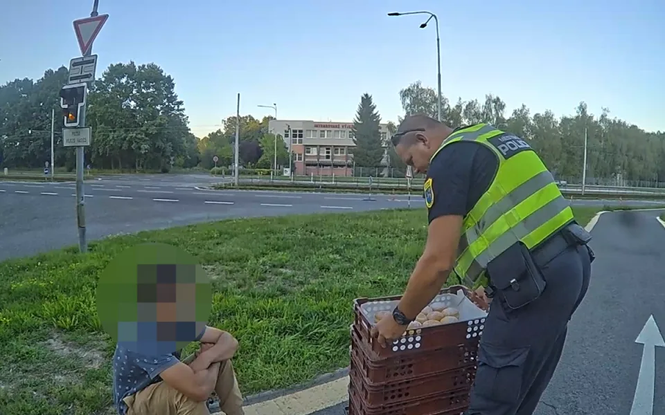 Podnikatelský záměr nevyšel. Pouliční prodej kradeného pečiva zastavili strážníci