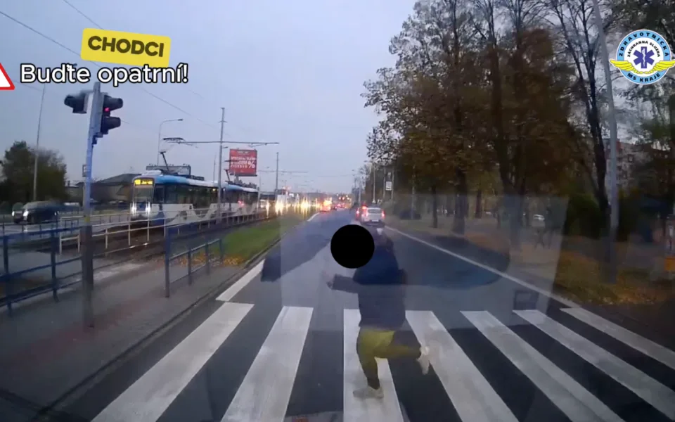 VIDEO: Každá minuta rozhoduje. Nepozorní chodci často zdržují sanitky, varují záchranáři