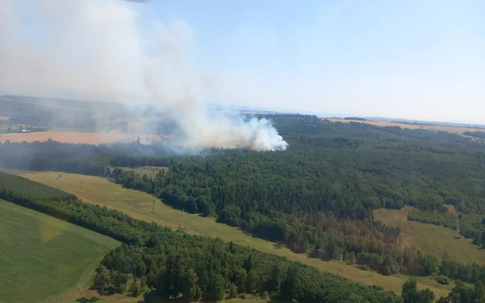 U Větřkovic na Opavsku hoří les. S hašením pomáhá i vrtulník
