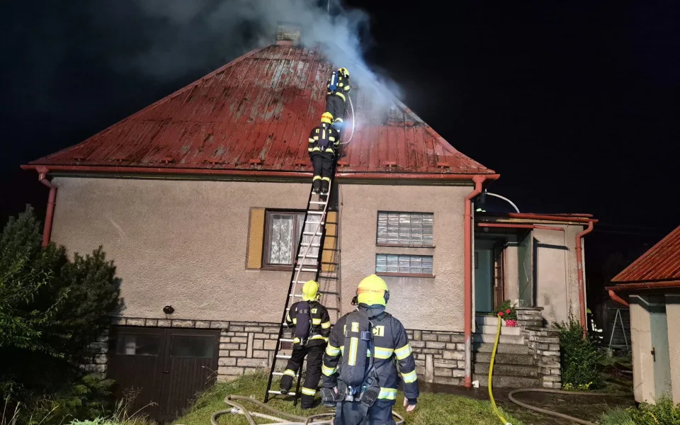 V Kozlovicích hořel rodinný dům. Škoda je téměř milion korun
