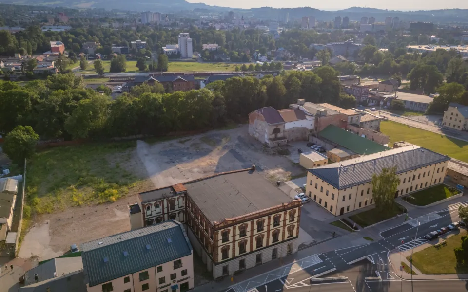 Ve Frýdku-Místku vzniklo dočasné parkoviště. Nabízí místo pro 110 aut