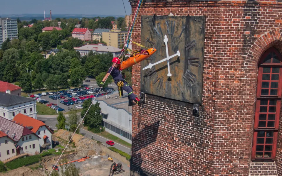 VIDEO: Hasiči trénovali záchranu z věže. Zraněného spouštěli z 50 metrů