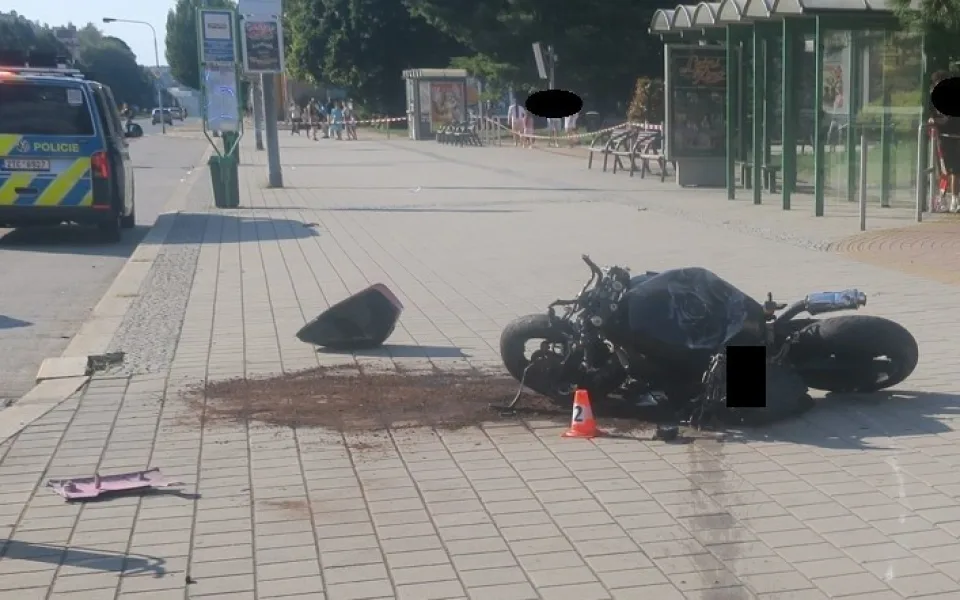 Vážná nehoda v Havířově. Motorkáře musel odvézt vrtulník