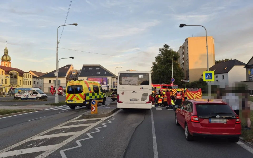 Tragická nehoda ve Frýdku-Místku. Motorkář nepřežil střet s chodcem
