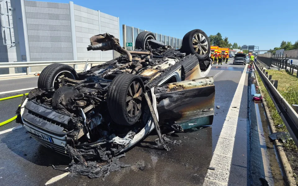 D1 u Ostravy zablokovala nehoda tří aut, dvě začala hořet. Zranilo se pět lidí