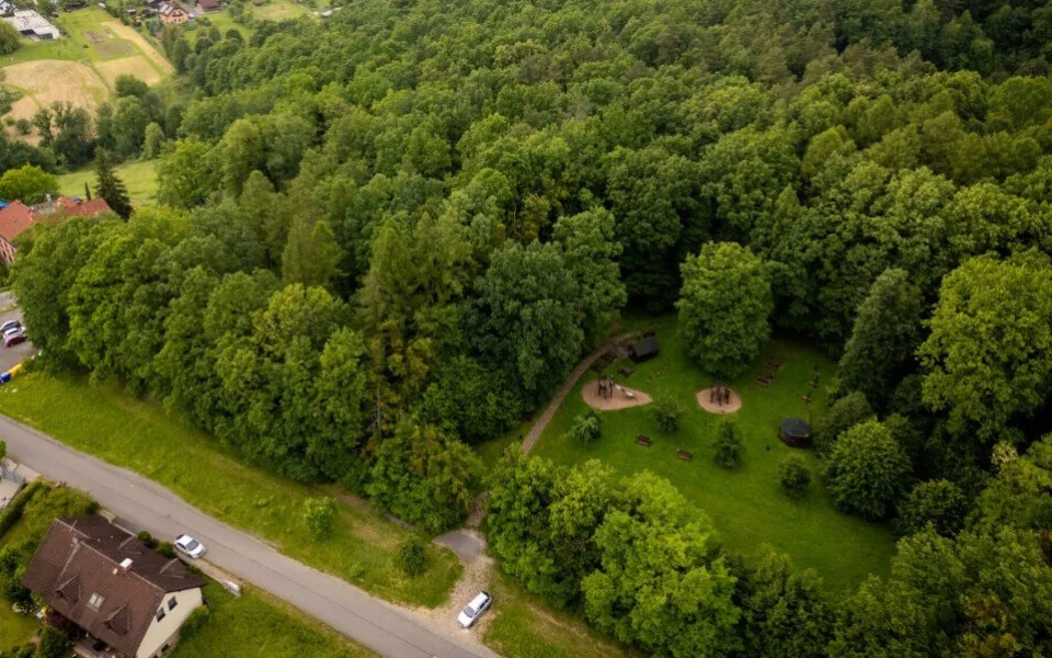 Procházkové okruhy i naučné stezky. Frýdecký les se promění na lesopark