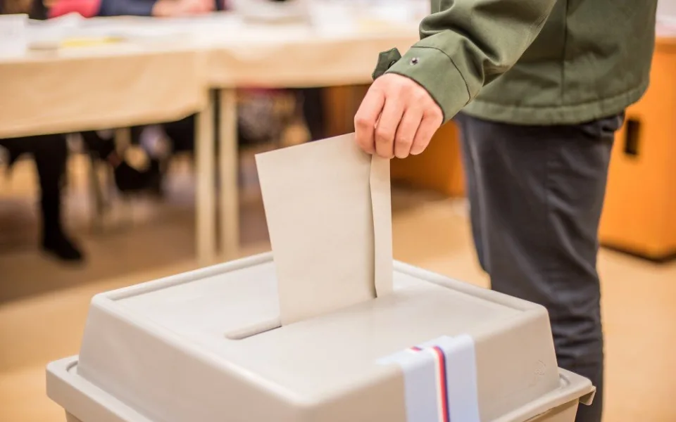 Mladí váhají, zda půjdou ke komunálním volbám. Kandidáty často neznají