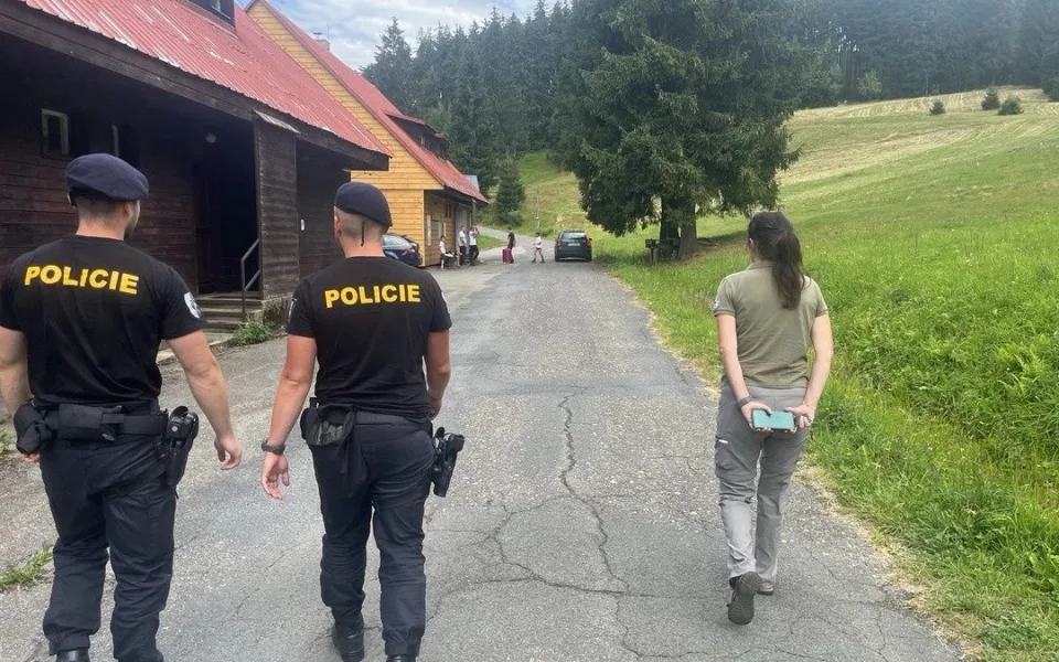 Policisté kontrolují turisty v Beskydech. Pomáhá jim i dron